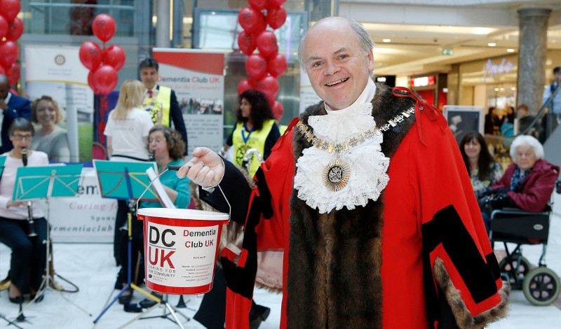Mayor of Barnet Cllr David Longstaff helping to collect donations Mayor of Barnet Cllr David Longstaff helping to collect donations