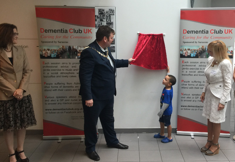 The Mayor of Barnet Cllr Reuben Thompstone and his 4 year old son Thomas unveiling the plaque The Mayor of Barnet Cllr Reuben Thompstone and his 4 year old son Thomas unveiling the plaque